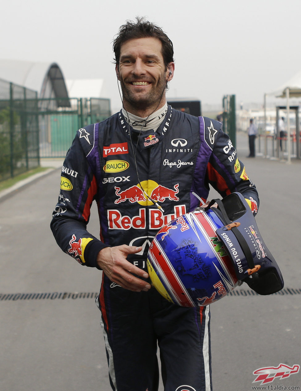 Mark Webber sonríe tras abandonar en la India