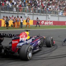 Sebastian Vettel dedicó unos donuts a los aficionados