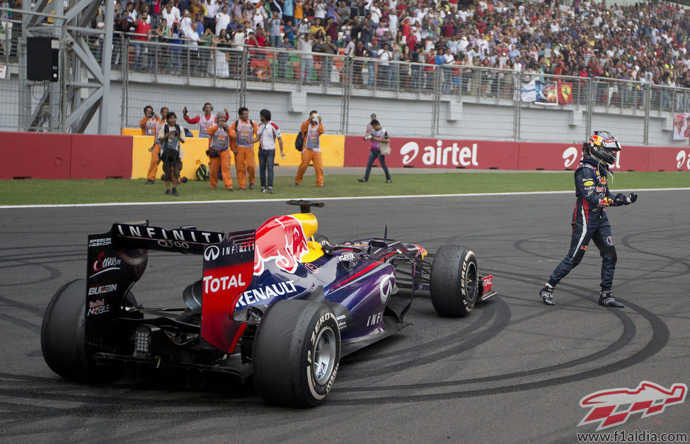 Sebastian Vettel dedicó unos donuts a los aficionados