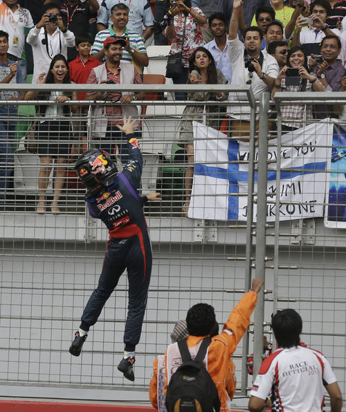 Sebastian Vettel lanza sus guantes a los aficionados