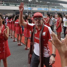 Fernando Alonso se dirige al 'drivers' parade'