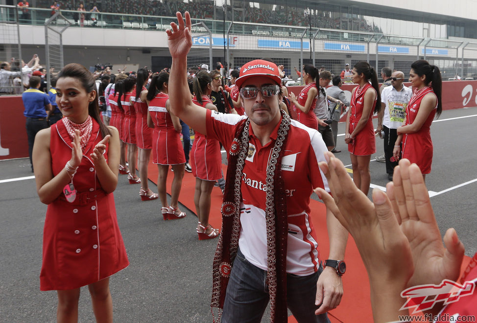 Fernando Alonso se dirige al 'drivers' parade'