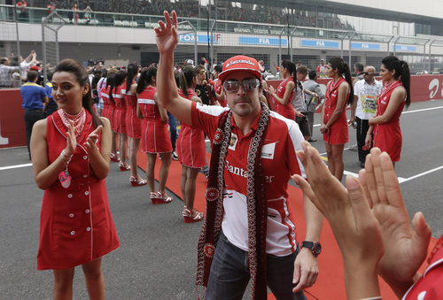 Fernando Alonso se dirige al 'drivers' parade'