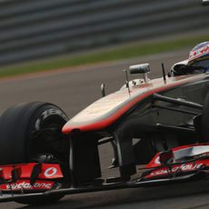 Jenson Button coge una curva a derechas