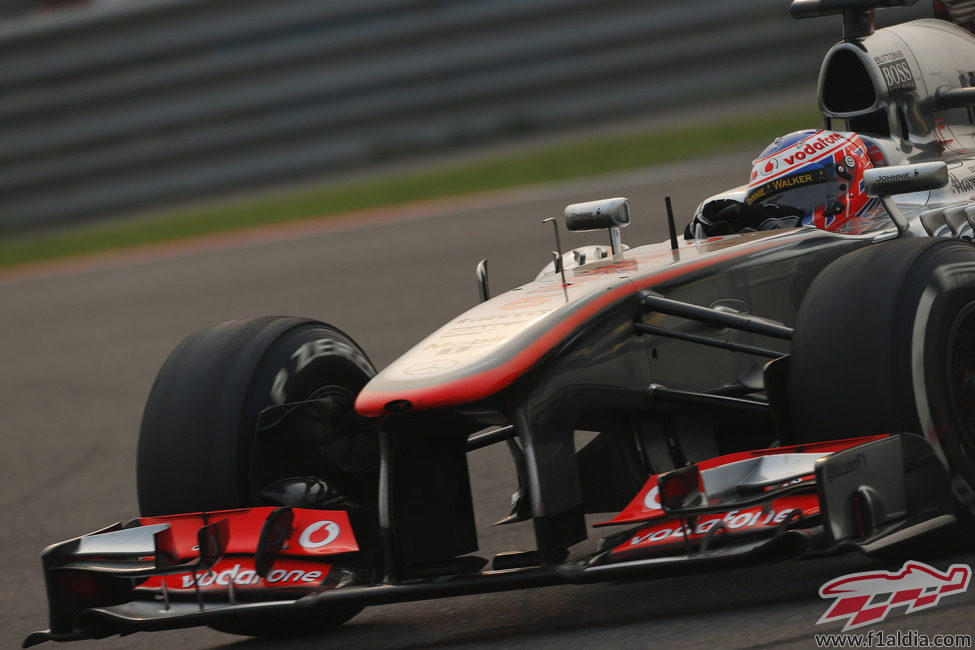 Jenson Button coge una curva a derechas