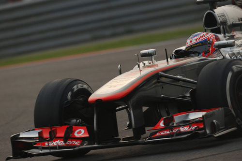 Jenson Button coge una curva a derechas