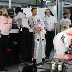 Jenson Button, en el garaje de McLaren