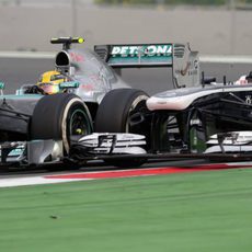 Lewis Hamilton lucha con Valtteri Bottas
