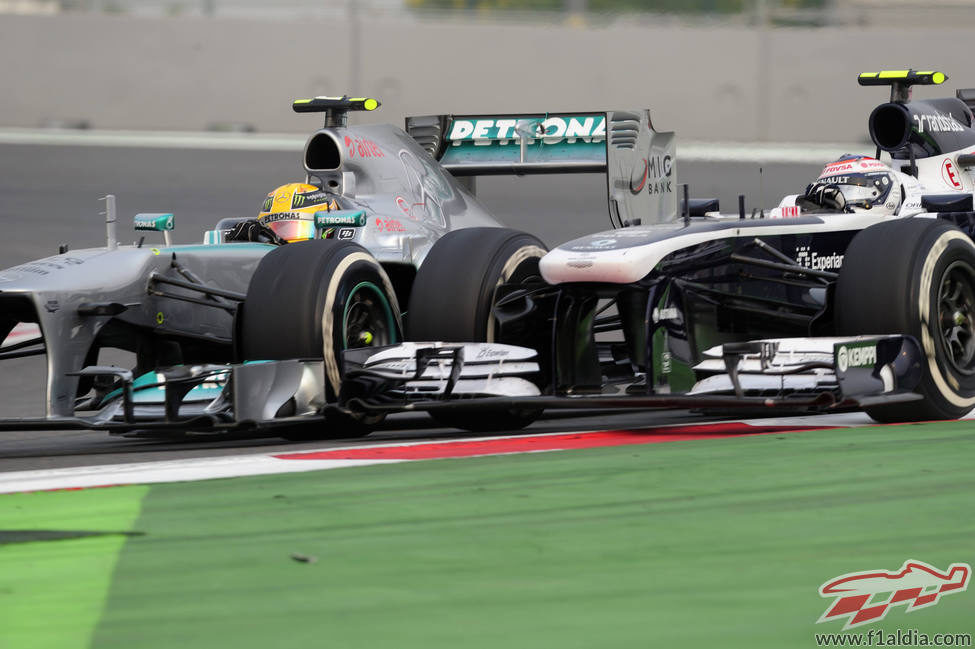 Lewis Hamilton lucha con Valtteri Bottas