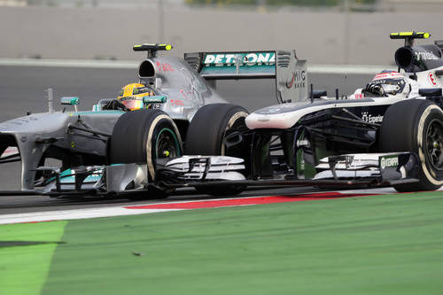 Lewis Hamilton lucha con Valtteri Bottas