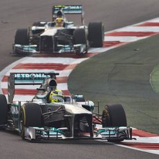 Nico Rosberg y Lewis Hamilton avanzan en la India