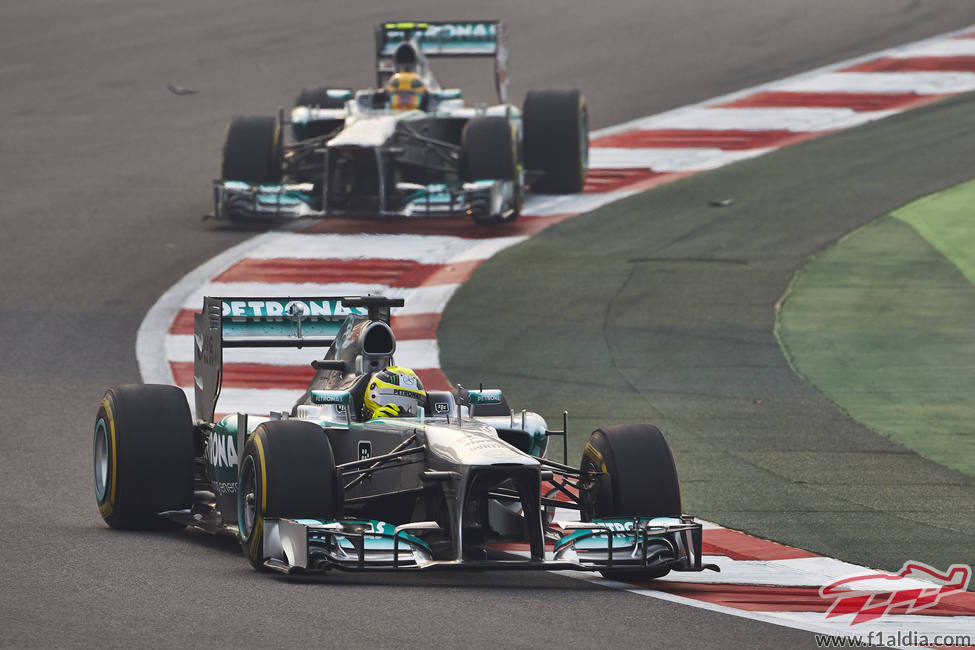 Nico Rosberg y Lewis Hamilton avanzan en la India