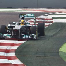 Lewis Hamilton pasa por el exterior de la pista