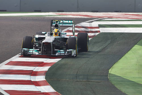 Lewis Hamilton pasa por el exterior de la pista