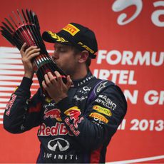 Sebastian Vettel besa el trofeo indio