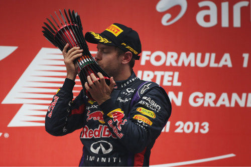 Sebastian Vettel besa el trofeo indio