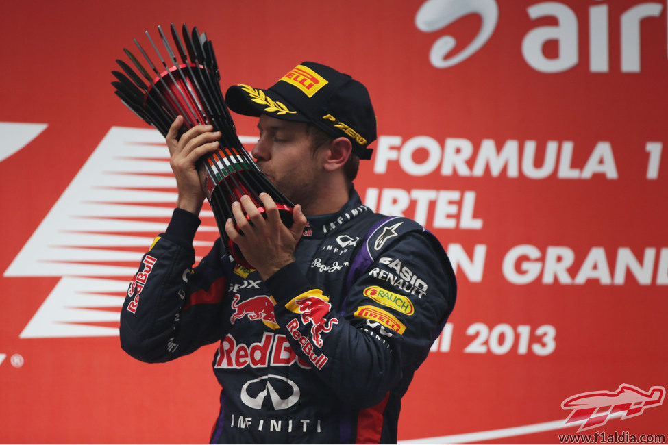 Sebastian Vettel besa el trofeo indio