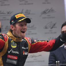 Romain Grosjean muestra su alegría en el podio