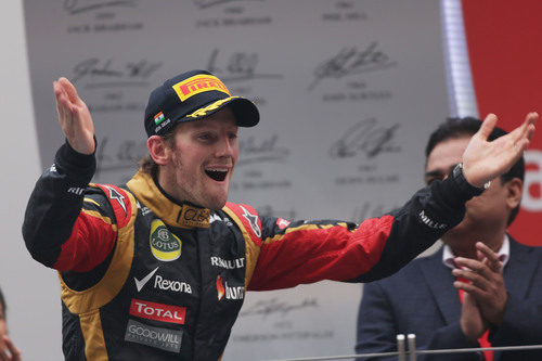 Romain Grosjean muestra su alegría en el podio