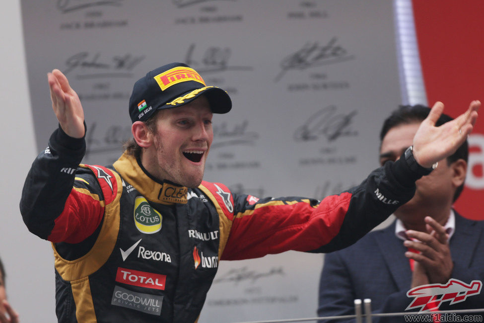 Romain Grosjean muestra su alegría en el podio