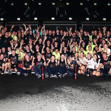 Todo el equipo Red Bull celebra el título de Vettel