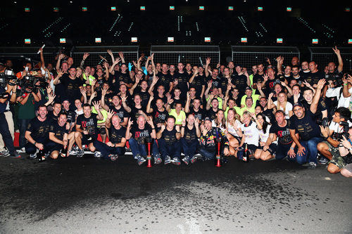 Todo el equipo Red Bull celebra el título de Vettel