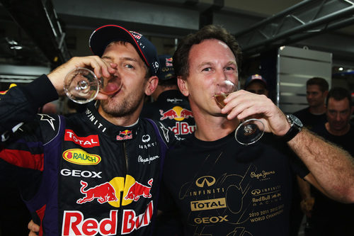 Sebastian Vettel y Christian Horner beben champán
