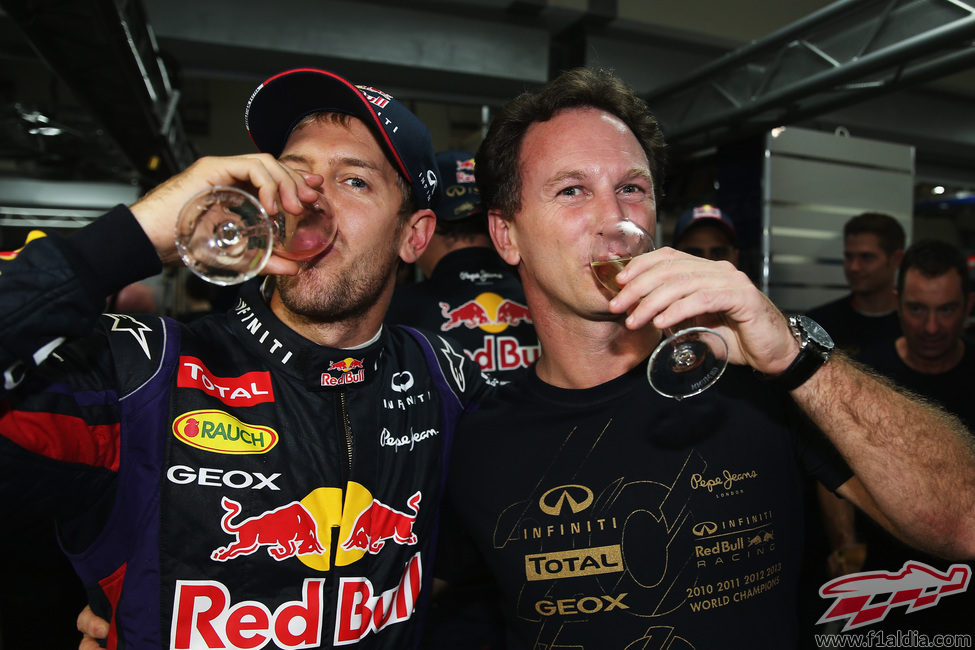 Sebastian Vettel y Christian Horner beben champán