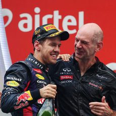 Sebastian Vettel y Adrian Newey en el podio