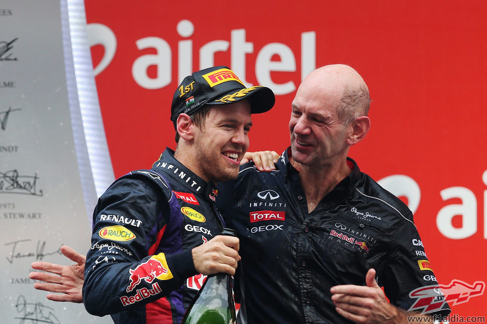 Sebastian Vettel y Adrian Newey en el podio