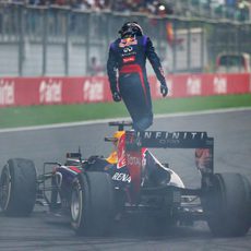 Sebastian Vettel se sube al RB9 para celebrar el título