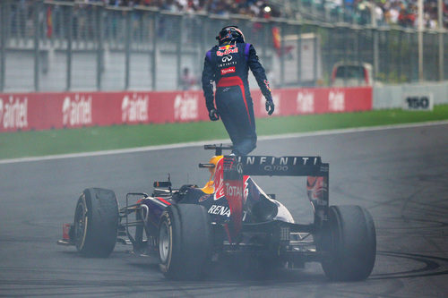 Sebastian Vettel se sube al RB9 para celebrar el título