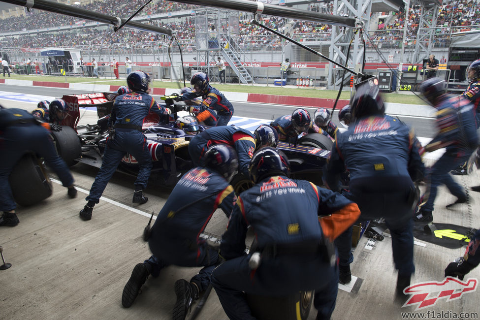 Trabajo en equipo en el cambio de gomas de Ricciardo