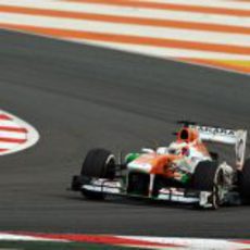 Paul di Resta rueda con el medio con su VJM06