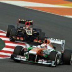 Paul di Resta rueda por delante de Räikkönen