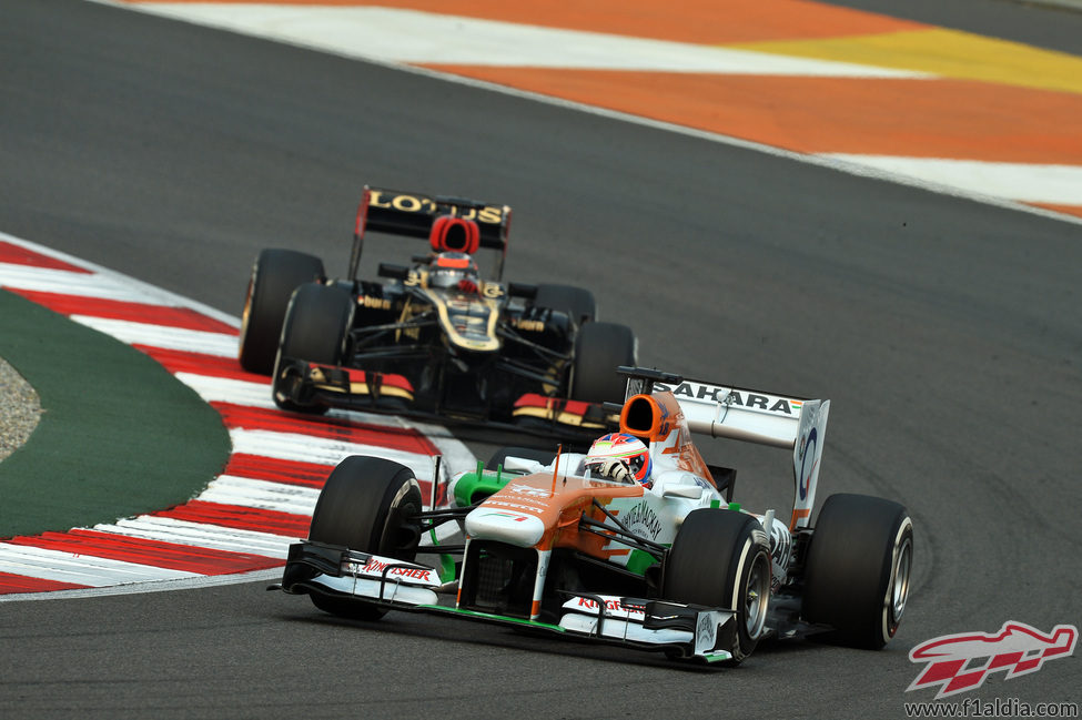 Paul di Resta rueda por delante de Räikkönen