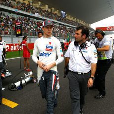 Nico Hülkenberg pasea por la parrilla antes del GP de India 2013