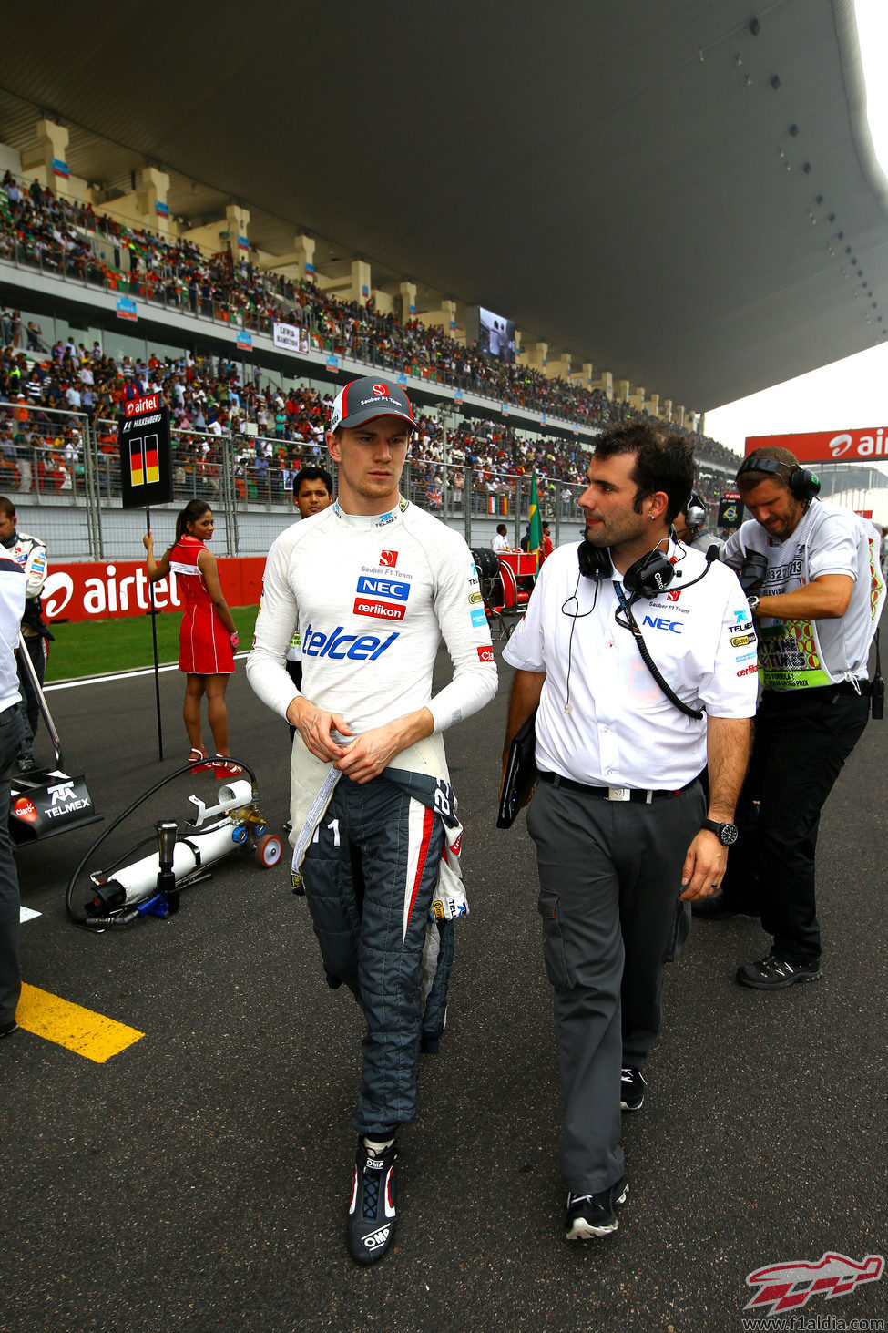 Nico Hülkenberg pasea por la parrilla antes del GP de India 2013