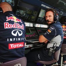 Christian Horner no pierde detalle desde el muro