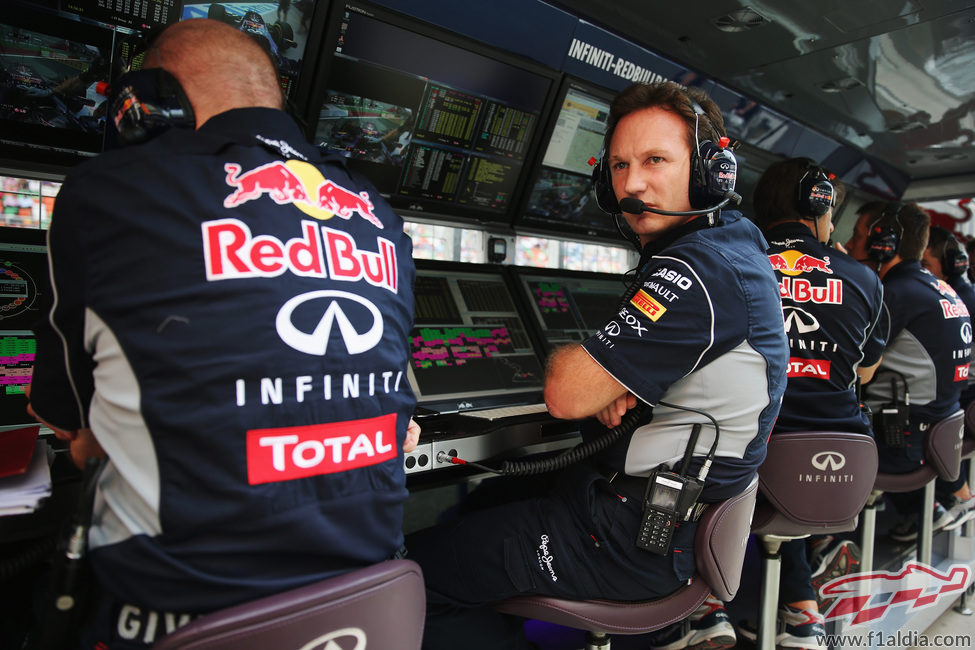 Christian Horner no pierde detalle desde el muro