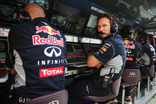 Christian Horner no pierde detalle desde el muro