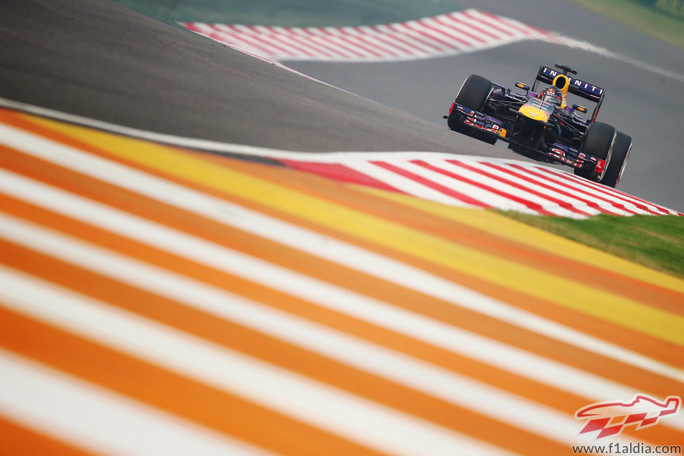 Sebastian Vettel afronta la recta de atrás en la India