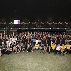 El equipo Lotus celebra el tercer puesto en la India