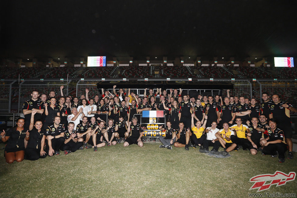 El equipo Lotus celebra el tercer puesto en la India