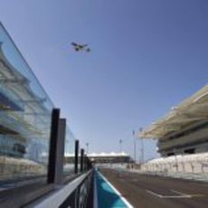 Un avión pasa por la recta de Yas Marina