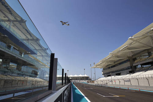 Un avión pasa por la recta de Yas Marina