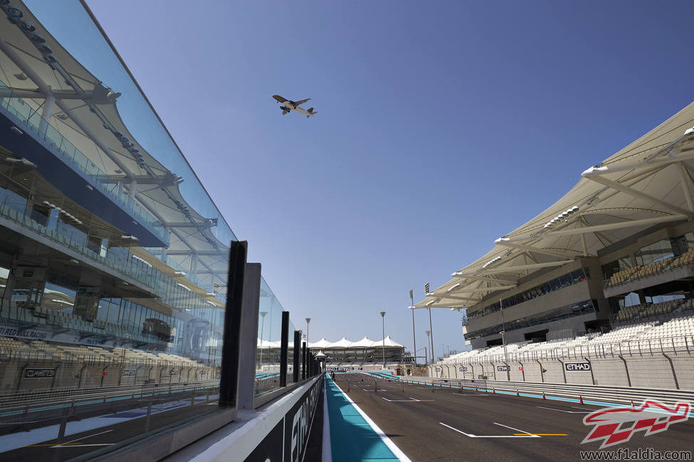 Un avión pasa por la recta de Yas Marina