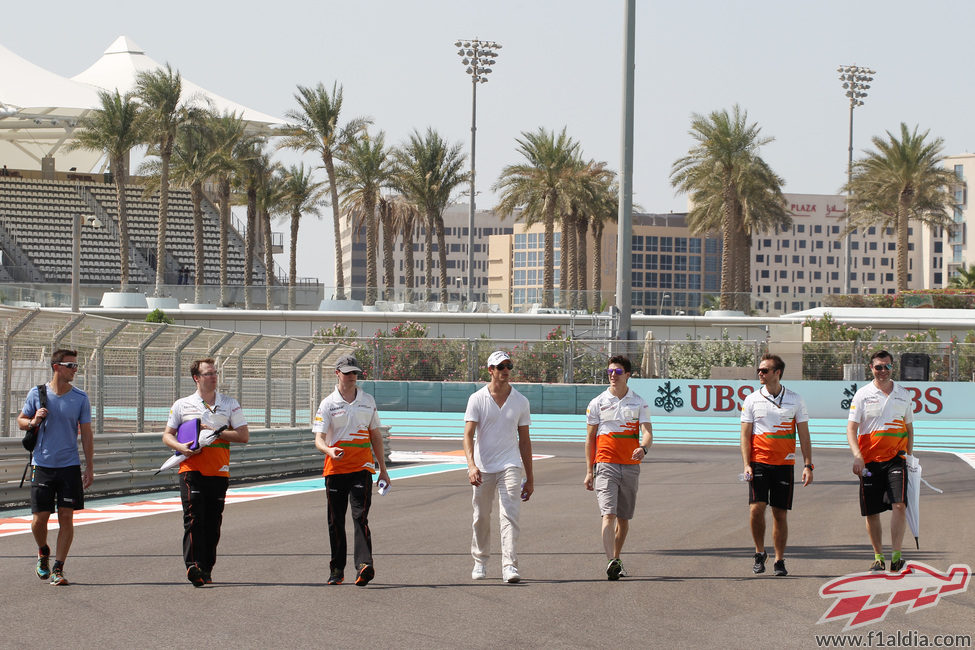 Adrian Sutil pasea por el circuito de Abu Dabi