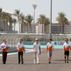 Adrian Sutil pasea por el circuito de Abu Dabi