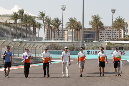 Adrian Sutil pasea por el circuito de Abu Dabi